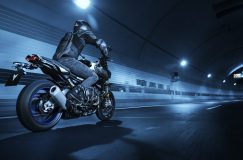 2017-yamaha-mt10dx-eu-silver-blu-carbon-action-004