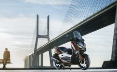 2017-yamaha-x-max-300a-eu-quasar-bronze-static-001