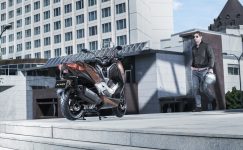 2017-yamaha-x-max-300a-eu-quasar-bronze-static-002